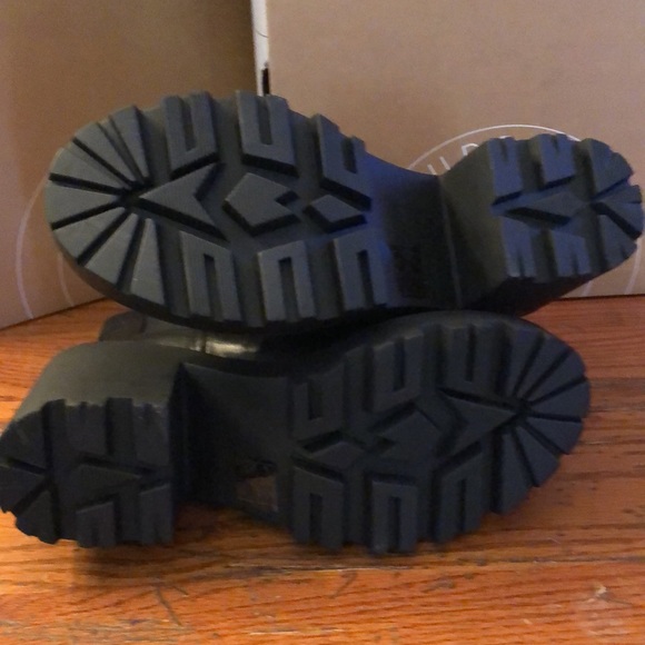 UO Chloe Chelsea Boot - Picture 7 of 9